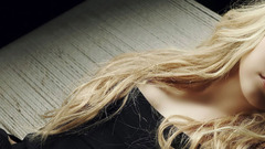 Blondes woman Avril Lavigne