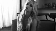 Blondes woman Avril Lavigne
