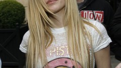 Blondes woman Avril Lavigne