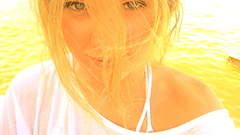 Blondes woman blue eyes