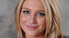 Blondes woman blue eyes