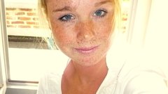 Blondes woman blue eyes