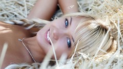 Blondes woman blue eyes