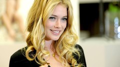 Blondes woman blue eyes