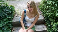 Blondes woman cleavage