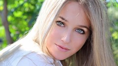 Blondes woman close-up blue