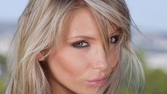 Blondes woman close-up models