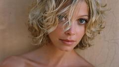 Blondes woman curly hair