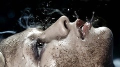 Blondes woman dirty water