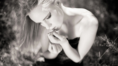 Blondes woman dress long