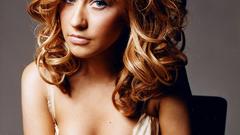 Blondes woman dress white