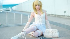 Blondes woman dress white