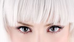 Blondes woman eyes