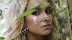 Blondes woman eyes Actress