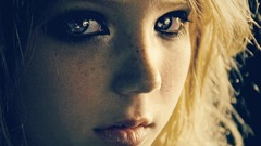 Blondes woman eyes freckles