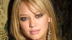 Blondes woman eyes Hilary