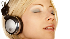 Blondes woman faces white