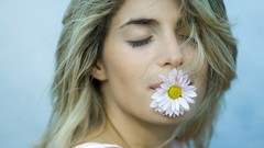 Blondes woman Flowers