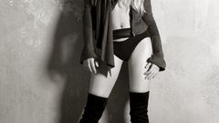 Blondes woman grayscale shakira