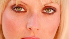 Blondes woman green eyes