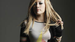 Blondes woman Hilary Duff