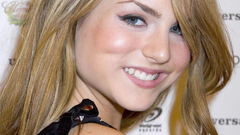 Blondes woman jojo smiling