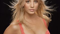 Blondes woman kaley cuoco