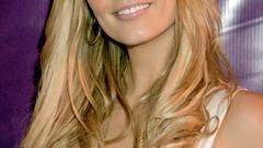 Blondes woman Laura Vandervoort