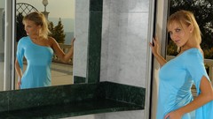 Blondes woman mirrors Cikita