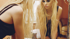 Blondes woman mirrors taylor