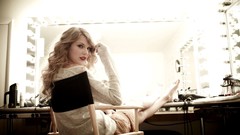 Blondes woman mirrors taylor