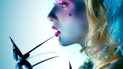 Blondes woman models nails