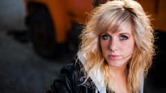 Blondes woman nose ring