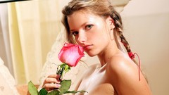 Blondes woman nude roses