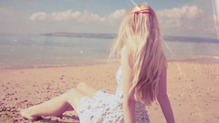 Blondes woman ocean dress