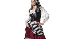 Blondes woman pirates