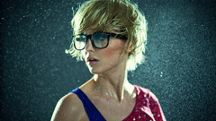 Blondes woman rain glasses