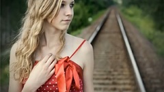 Blondes woman red dress