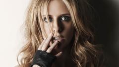 Blondes woman Sarah Michelle