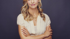 Blondes woman Sarah Michelle