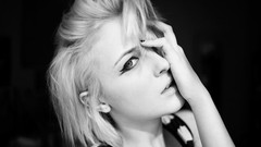 Blondes woman short hair