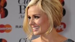 Blondes woman smiling singers