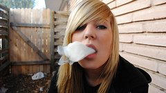 Blondes woman smoking