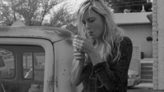 Blondes woman smoking models