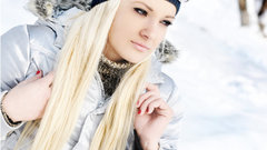 Blondes woman snow sunglasses