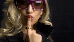 Blondes woman sunglasses