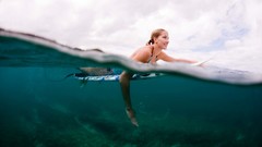 Blondes woman surfing surfers