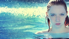 Blondes woman swimming pools