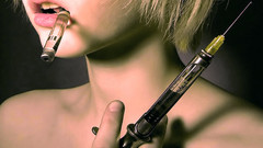 Blondes woman syringe