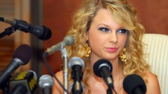 Blondes woman taylor swift